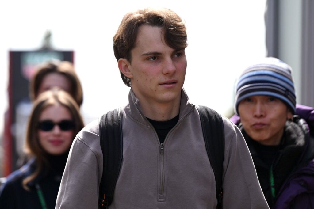 Oscar Piastri kerb-hops Ford Mustang in Australian V8 Supercar test