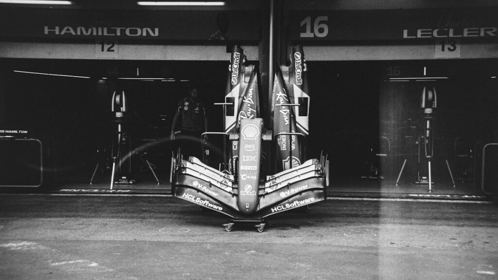 Mécaniciens changeant les roues d'une monoplace lors d'un arrêt au stand en F1