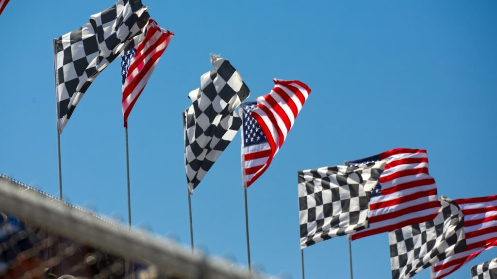 Drapeau à damier agité en bord de piste lors d'une course automobile