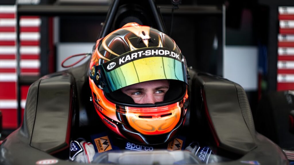 Cockpit d'une monoplace de Formule 1 équipé du halo de protection