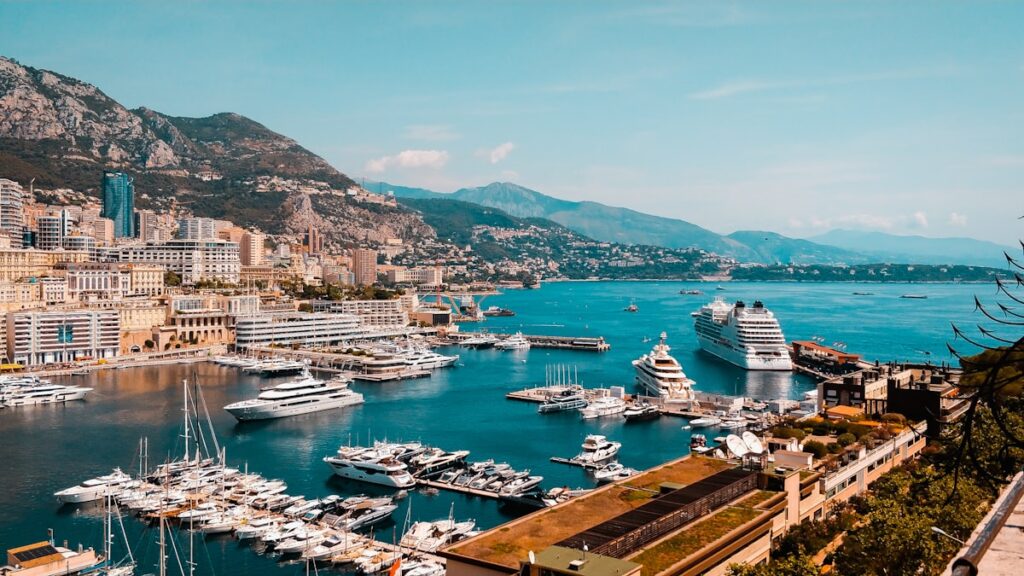 Pourquoi Monaco est-il un circuit si particulier ? Vue du port et des rues de Monaco où se dispute le Grand Prix de F1