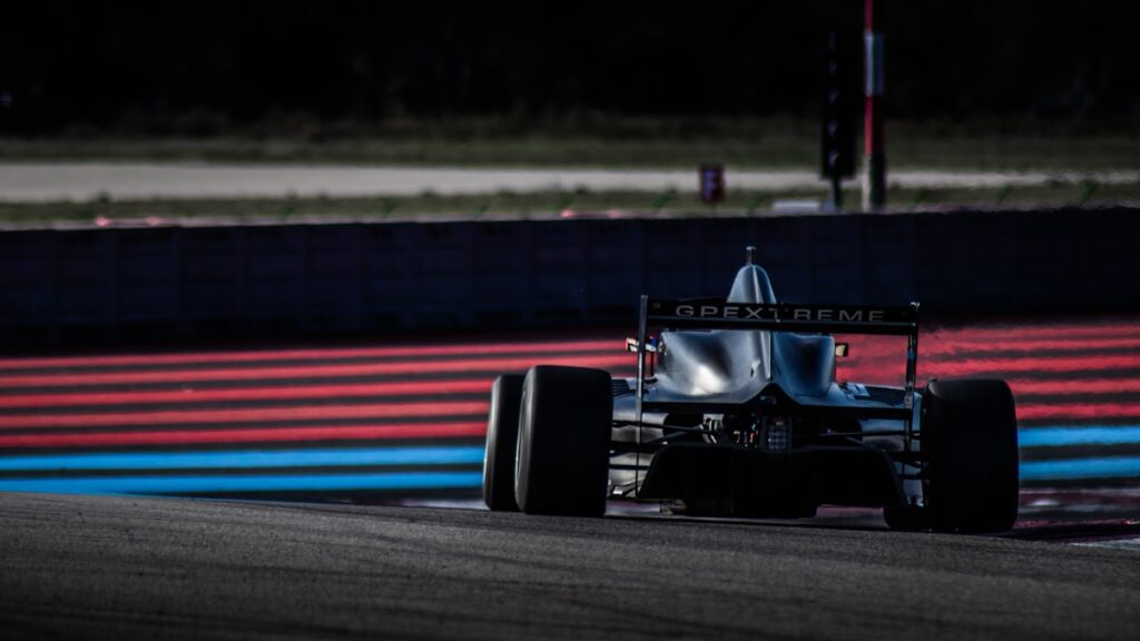 Monoplace de Formule 1 lancée à pleine vitesse lors des qualifications