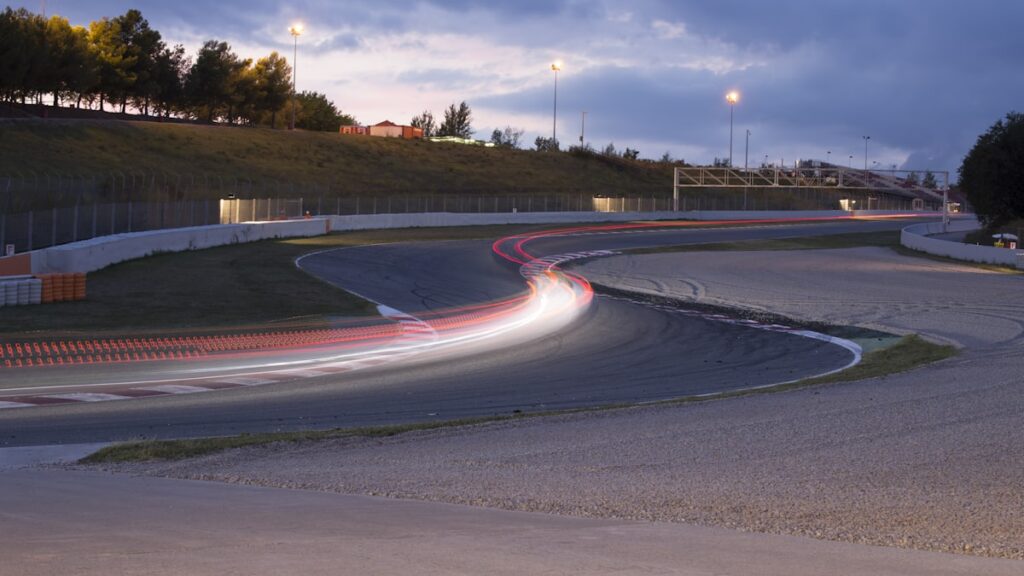 À quoi sert la safety car en F1 ? Règles et fonctionnement Voitures de course groupées en piste comme lors d'une phase de safety car en F1