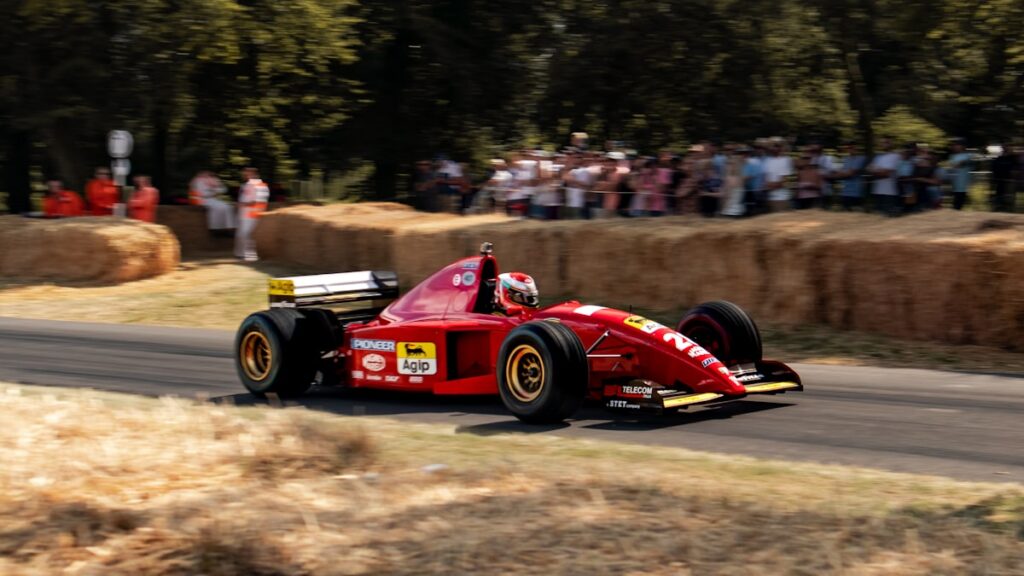 Monoplace de Formule 1 rouge aux couleurs Ferrari, écurie de Michael Schumacher