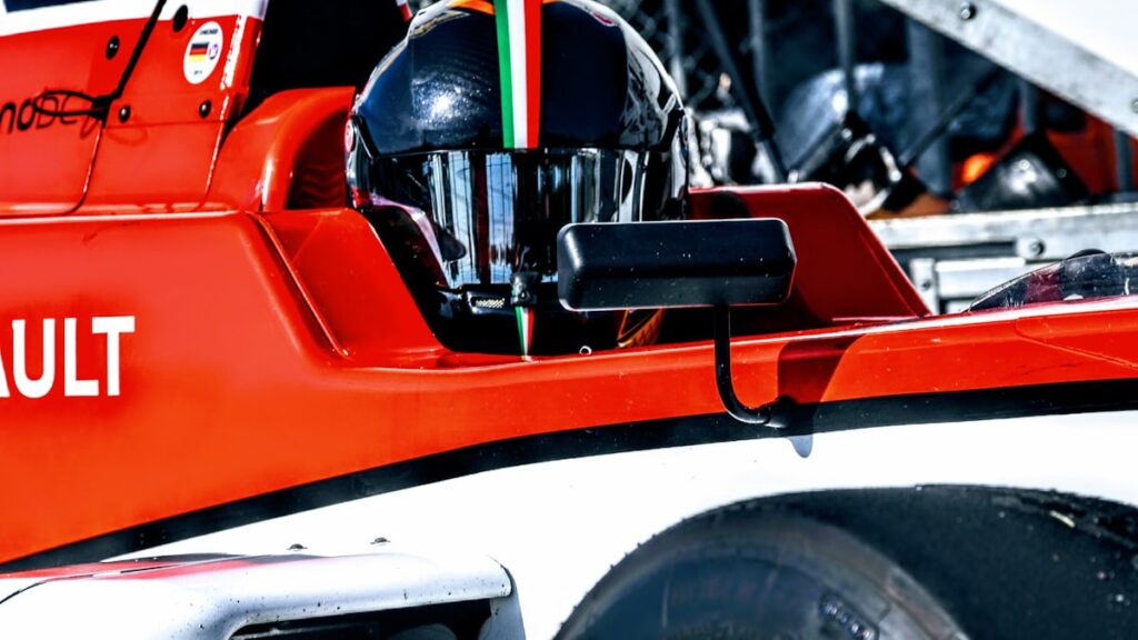 Undercut et overcut : les stratégies d’arrêt en F1 Voie des stands en Formule 1 où se jouent les stratégies d'undercut et d'overcut